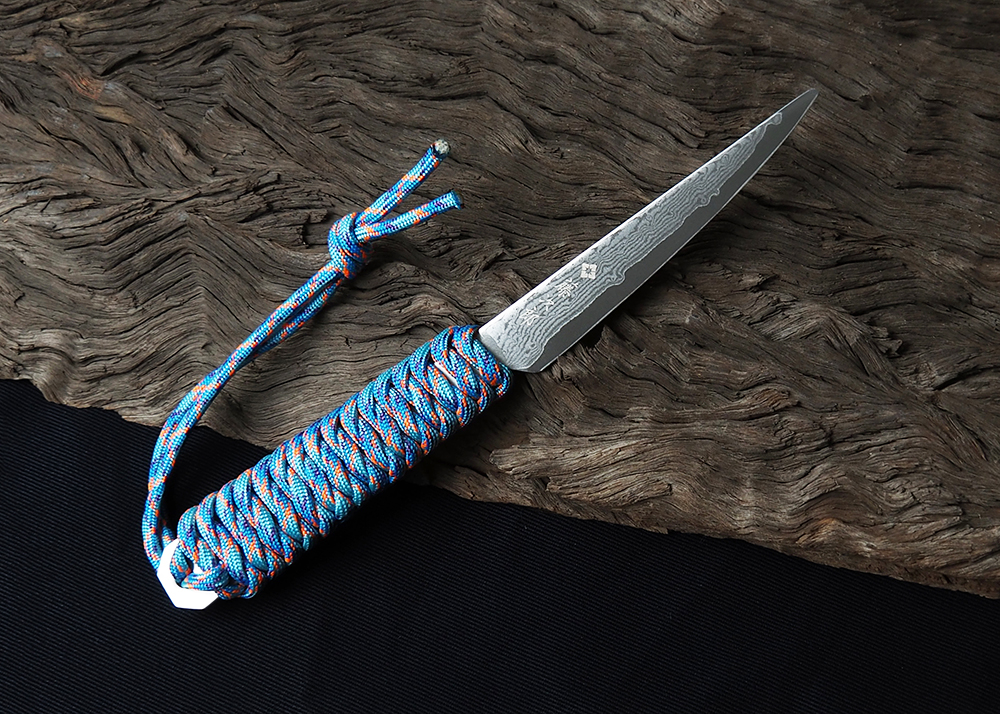 青い紐で巻いたガジェットナイフ