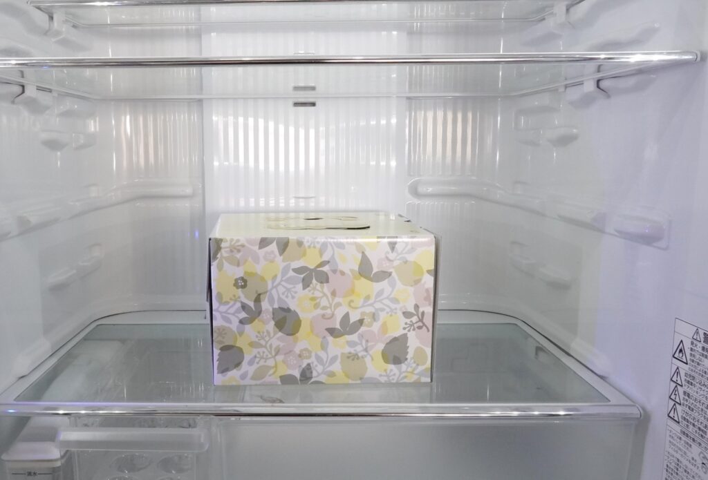 ケーキを冷蔵庫で冷やす