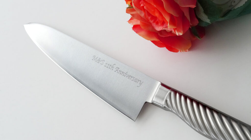 包丁にお名前や日付、お好きなメッセージをおいれする「名入れ」サービスは、世界に一つだけの贈り物に最適です